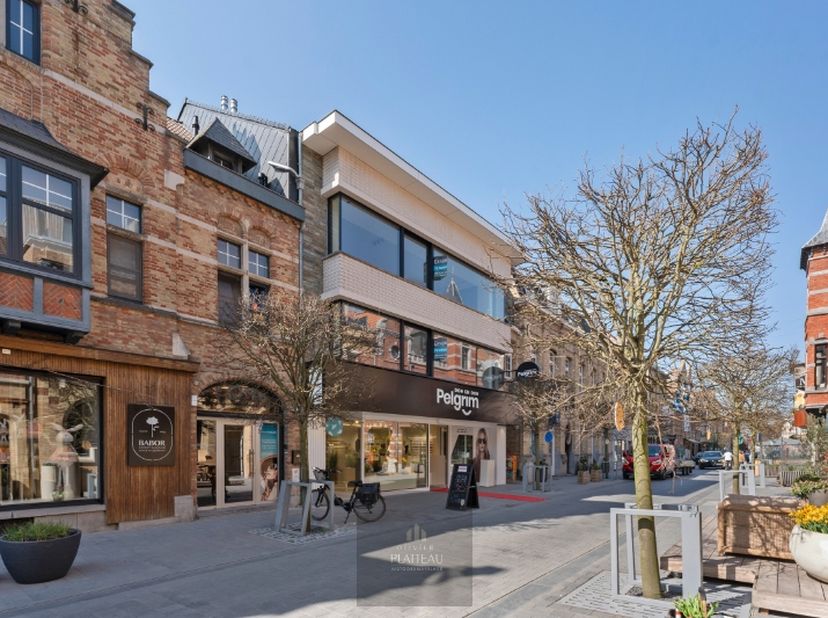 Découvrez cet appartement entièrement rénové, idéalement situé au deuxième étage de la Marktstraat à Nieuwpoort-Ville. À seulement 100 mètres de la pl