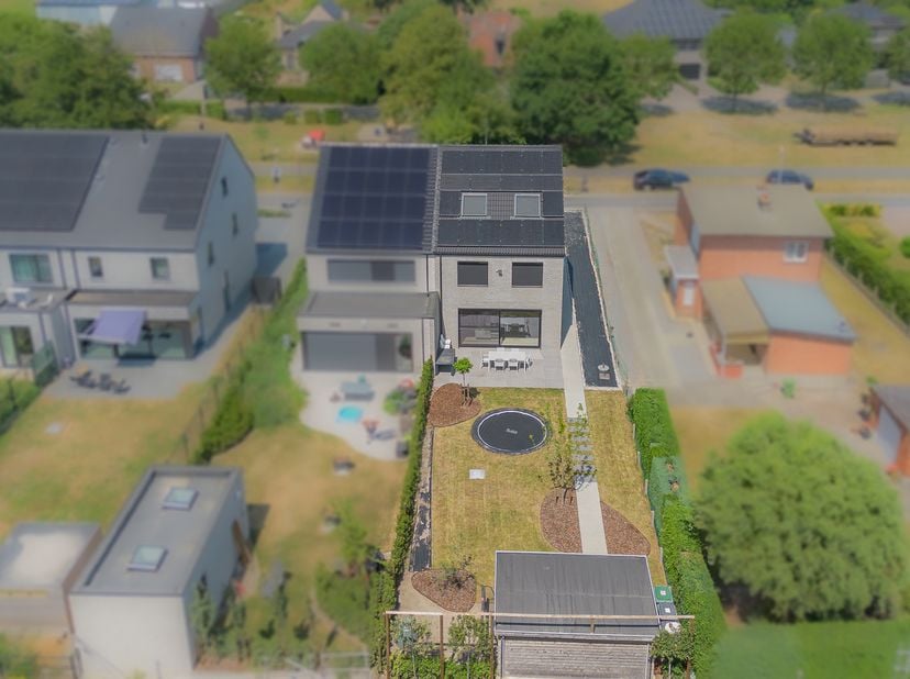 Deze stijlvolle, bijna-energieneutrale woning is rustig gelegen in een groene, residentiële buurt. In de nabijheid treft u scholen, supermarkten, open