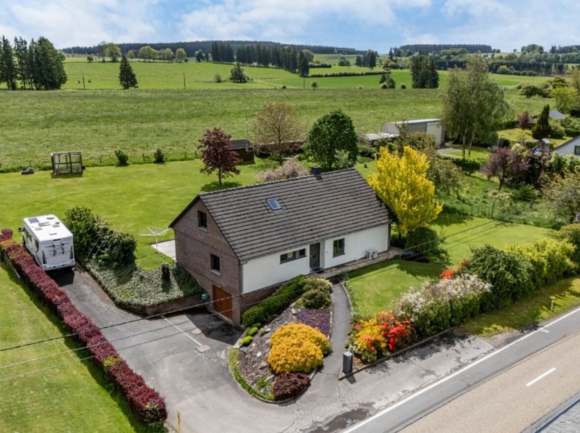 Lagence ERA B-LUX heeft het genoegen u deze prachtige eigendom met royale ruimtes voor te stellen, gelegen in een rustige en groene omgeving op een sc