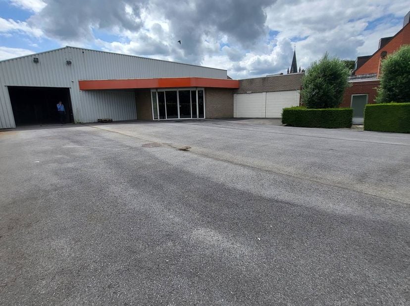 Entrepôt situé au centre (environ 785 m²) avec 10 places de parking à louer à Aartrijke. <br />
<br />
Disposition :<br />
- Surface totale du bâtimen