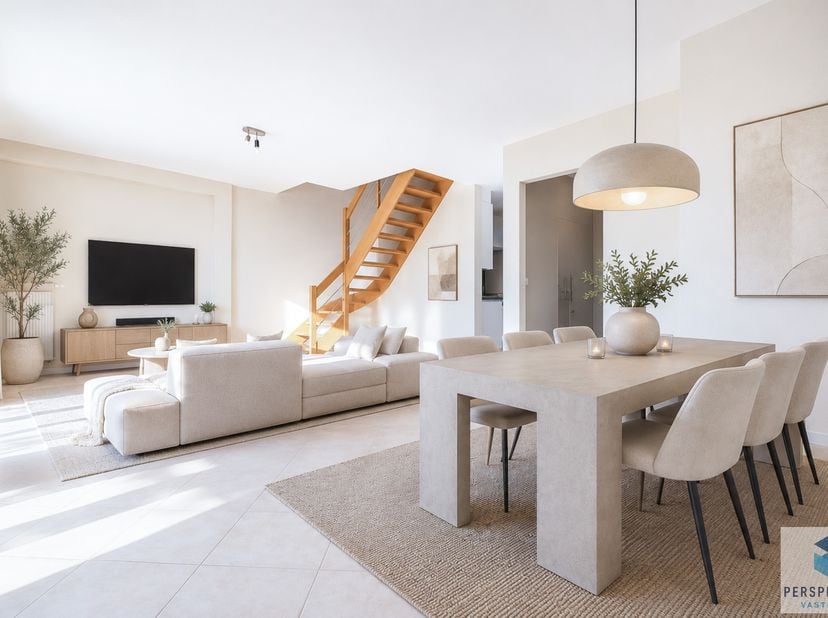 BEERNEM - RICHTPRIJS - Ruim duplex-appartement met 3 slpk en 2 terrassen&amp;nbsp;<br />
INDELING: inkomhal met apart gastentoilet en vestiaire.<br />
Lic