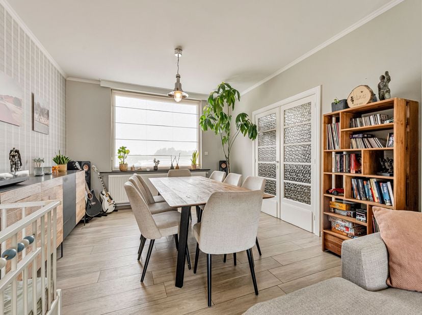 Instapklare woning met 3 slaapkamers én garage te koop in Rekkem<br />
Je betreedt de woning via de inkomhal, waar je ook toegang hebt tot de kelder.
