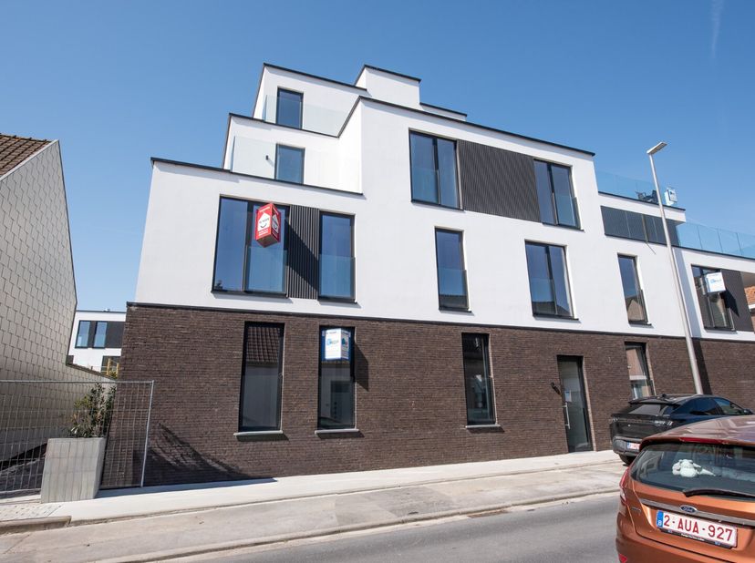 Dit prachtige appartement is gelegen in het hartje van Kruishoutem en biedt alle comfort en gemak dat je maar kunt wensen. Het appartement is voorzien