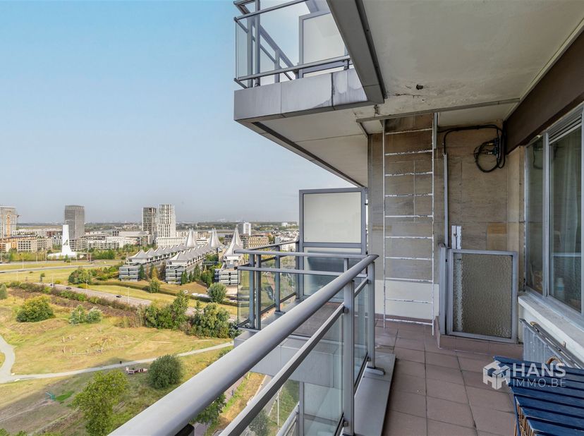 Studio (43 m²) avec terrasse orientée ouest (11 m²) à Anvers (2018).<br />
<br />
Dans ce studio lumineux, vous vivrez à la périphérie de la ville et