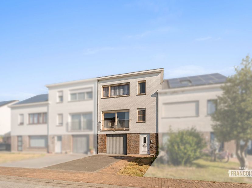 À la recherche d'une maison clé en main avec une répartition pratique, suffisamment d'espace et un agréable extérieur ? Cette maison bel-étage parfait