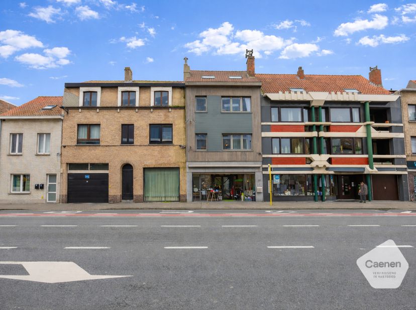 Ruime op te frissen woning met handelsgelijkvloers op commerciële topligging. Gelegen langs de Torhoutsesteenweg te Oostende met uitstekende visibilit