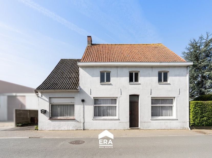Deze rustig gelegen, ruime woning met grote ruimtes biedt tal van mogelijkheden: perfect als renovatieproject of voor afbraak en heropbouw, en dit in