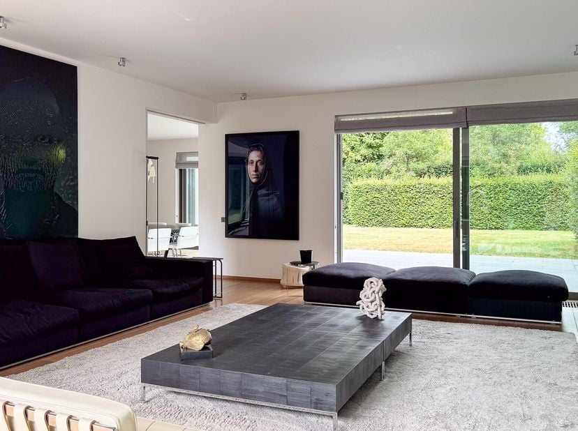 In de prestigieuze wijk Prins van Oranje biedt deze hedendaagse residentie, ontworpen door de gerenommeerde architect Marc Corbiau, een royale oppervl