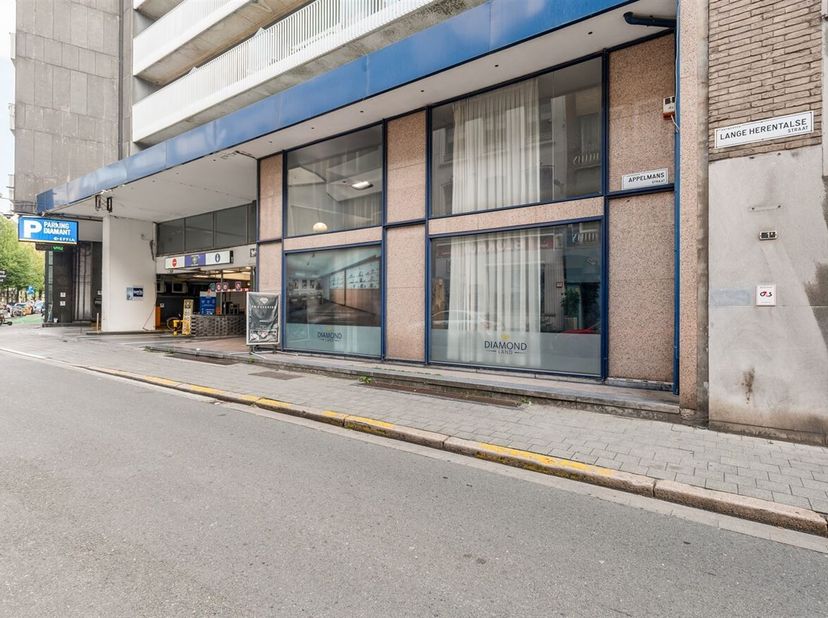Riant commercieel pand met tal van invullingsmogelijkheden<br />
Ligging: Het pand op Appelmansstraat 33A bevindt zich in het bruisende hart van Antwe