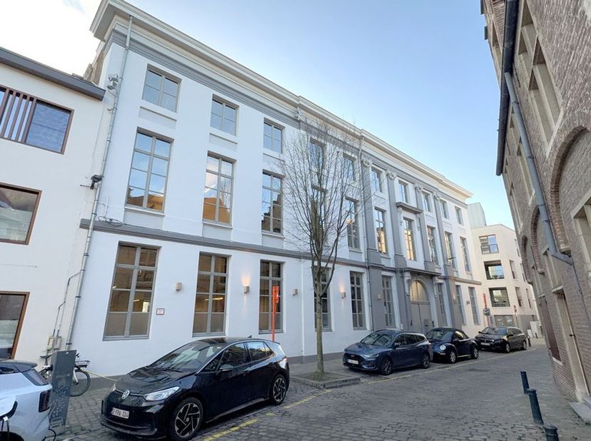 275m² de bureaux rénovés au rez-de-chaussée (131m²) et au premier étage (144m²) d'une maison de maître authentique<br />
Emplacement : dans le centre