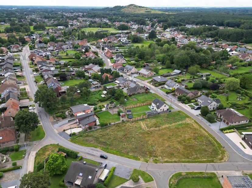 Zonnig en groen gelegen bouwgrond van 6a07ca voor een open bebouwing<br />
Omgeving:<br />
+ Groen en centraal gelegen<br />
+ Vlakbij het natuurreser