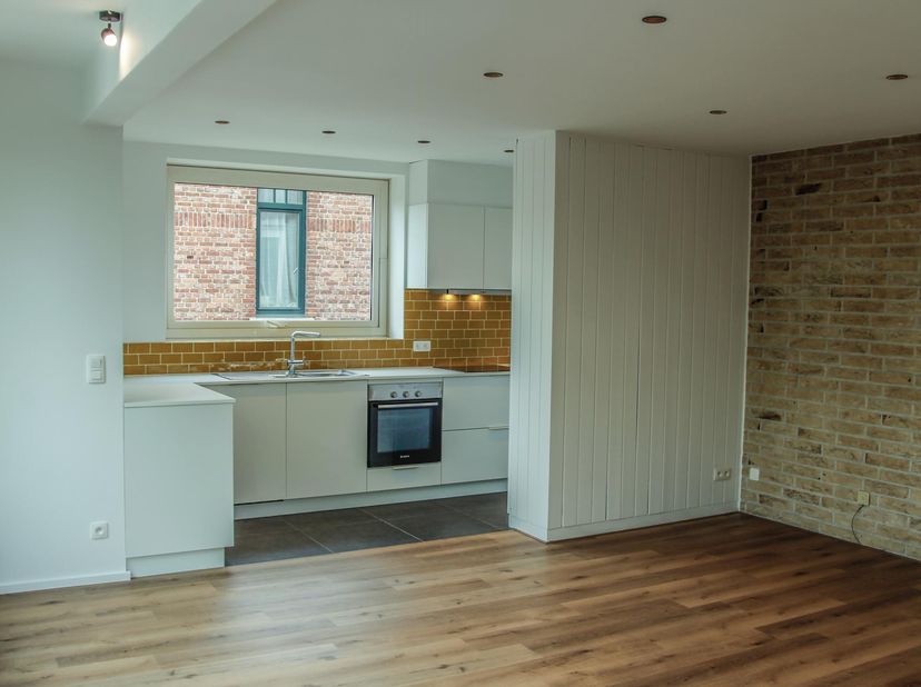 Wij zijn op zoek naar nieuwe huurder(s) voor een in 2025 volledig gerenoveerd appartement in Heverlee. Schuin tegenover het Sint-Lambertusplein en rec