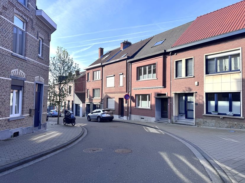 In het centrum van de Leuven, in de rustige en centraal gelegen Noormannenstraat, bevindt zich deze verrassend ruime stadswoning in uitstekende staat