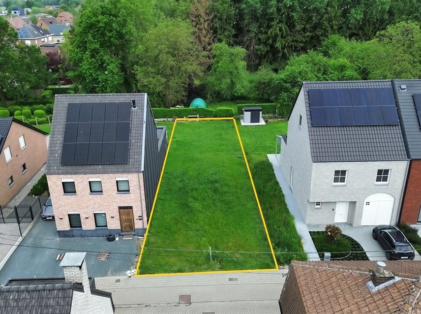 Ontdek deze uitzonderlijke bouwgrond in de Torenstraat te Baardegem  rustig gelegen in een doodlopende straat. De grond biedt een prachtig uitzicht op