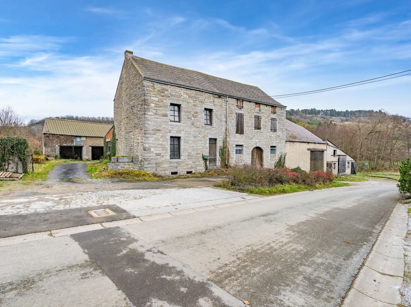 Easyhome Immobilier vous invite à découvrir cette bâtisse des années 1800, située au coeur du village de Vaucelles (Doische), près de la frontière fra