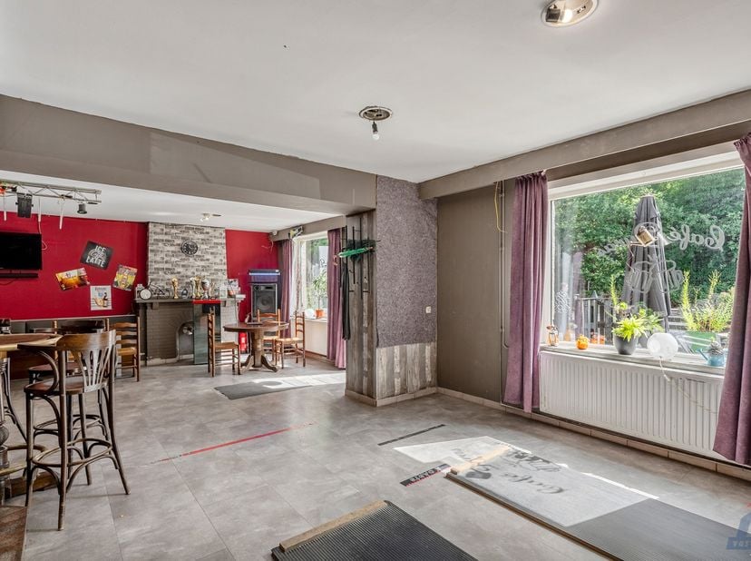 Op een aantrekkelijke locatie in het landelijke Duras, vlak bij het prachtige kasteel van Duras, bevindt zich dit veelzijdige handelshuis met een tota