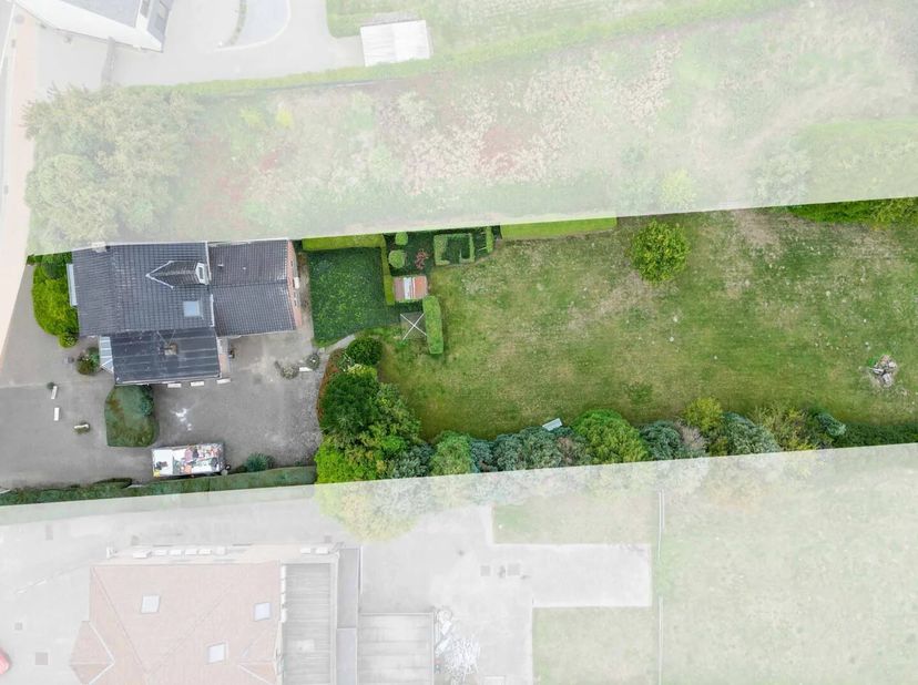 Dit handelspand ligt op de Luikersteenweg, op een steenworp van het centrum van Sint-Truiden en met een zeer goede locatie om handel te drijven. Ander