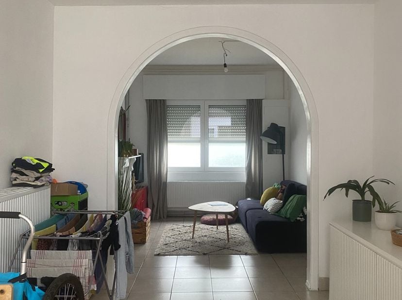 Charmante stadswoning te huur in het centrum van Eeklo, op wandelafstand van winkels, scholen en openbaar vervoer.&amp;nbsp;<br />
<br />
De woning beschi
