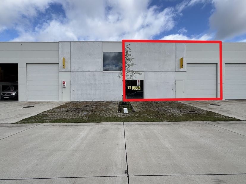 Entrepôt d'environ 315 m² GFA à louer à Harelbeke dans le cadre du nouveau projet de construction De Stip. L'entrepôt est situé à proximité de différe