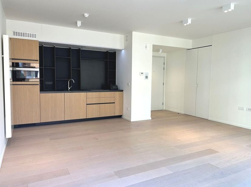 Perfect afgewerkte assistentieflat te Oostduinkerke-bad, goed gelegen met de zee en het strand om de hoek én op enkele passen van het commerciële cent