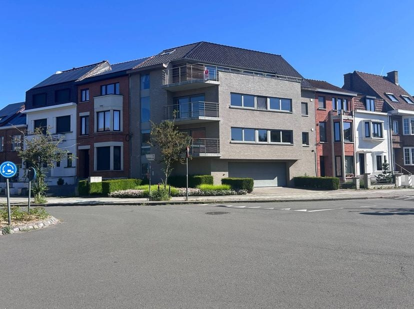 MISE EN PAGE : <br />
<br />
3e ÉTAGE : <br />
- hall d'entrée avec toilettes invités <br />
- espace de vie avec de grandes fenêtres (38 m²) <br />
-