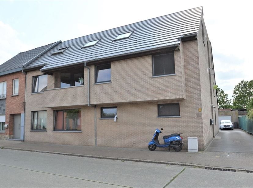 Instapklaar appartement op eerste verdieping met terras en garage.<br />
Gezellig lichtrijk appartement op de 1ste verdieping (geen lift) gelegen in k
