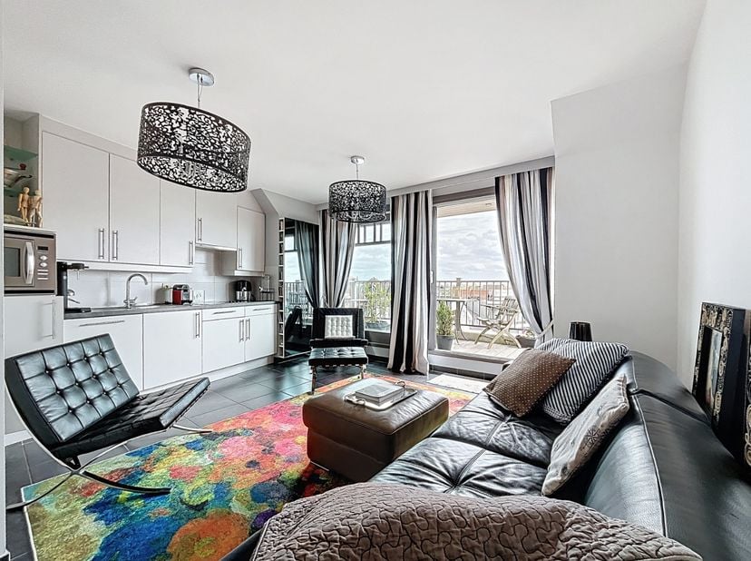 Cet appartement récent est parfaitement prêt à entrer, situé en plein centre, à 50 m des commerces et à seulement 100 m de la plage. &amp;nbsp;Il se compo