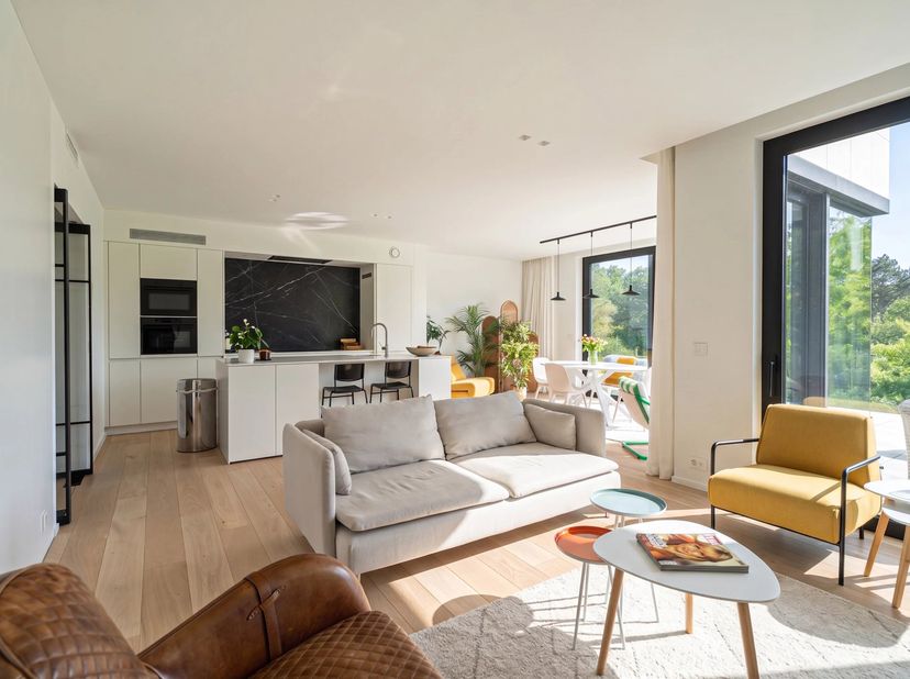 Victoire Junot vous propose ce magnifique appartement de 139 m² jouissant de 2 terrasses totalisant une surface de 42 m², idéalement situé à Auderghem