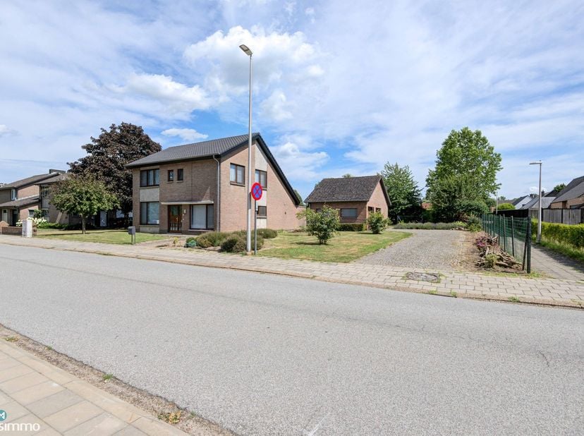 RUIME GEZINSWONING MET VIER SLAAPKAMERS, DUBBELE GARAGE EN RUIME TUIN NABIJ HET CENTRUM VAN HASSELT<br />
<br />
Deze gezinswoning bevindt zich aan de