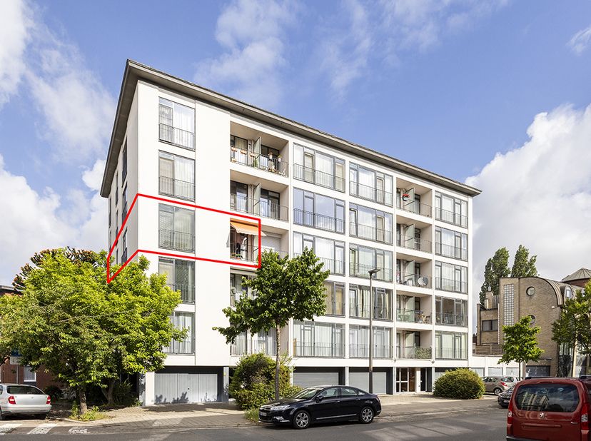 GUNSTIG GELEGEN APPARTEMENT MET GARAGE - <br />
<br />
Lichtrijk hoekappartement met 3 slaapkamers, op een steenworp van het Rivierenhof en vlakbij de