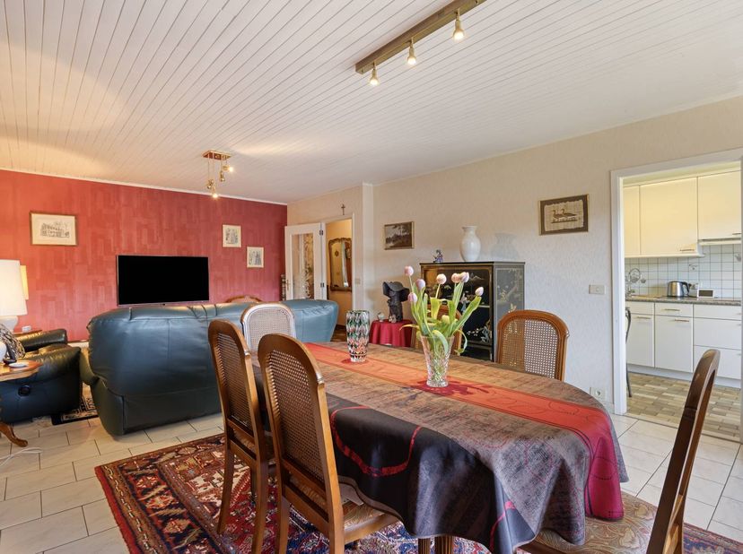 Dit appartement gelegen in de Jozef Van Elewijckstraat 88 geniet van een vlotte verbinding naar de A12 en vlakbij het centrum van Strombeek-Bever.<br