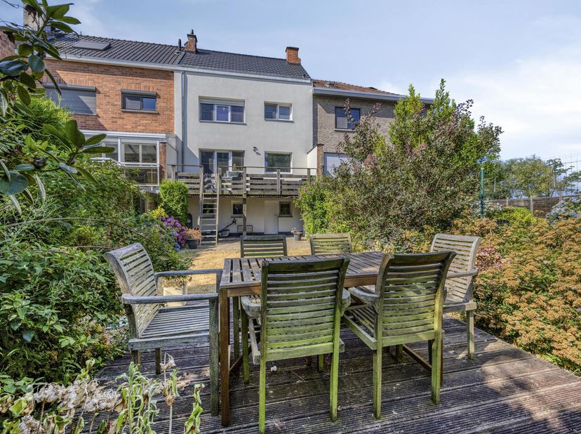 In een rustige woonwijk in Liedekerke, aan de Hortensialaan 4, bevindt zich deze verzorgde gezinswoning die doorheen de jaren grondig werd vernieuwd e