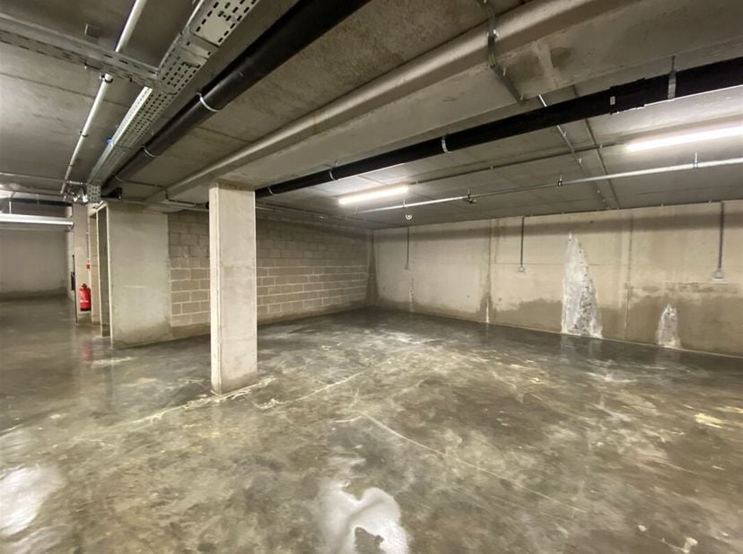 Emplacement<br />
Au coeur de Sleidinge, dans une résidence récente, à proximité des transports publics et des écoles.<br />
Parking avec ascenseur<br