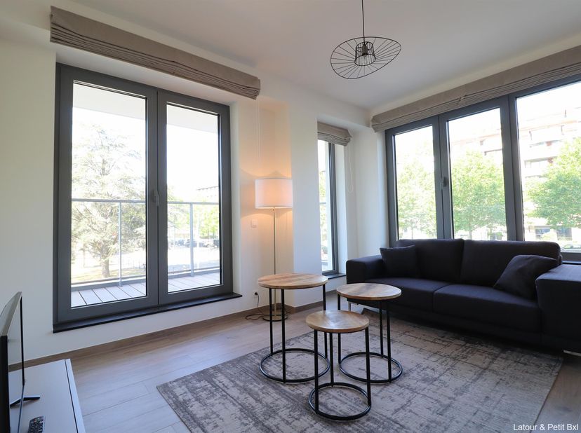 AUDERGHEM - Dicht bij winkels en voorzieningen. Prachtig gemeubileerd APPARTEMENT (2SLK/1BAD) met terras en parkeerplaats, gelegen op de 1ste verdiepi