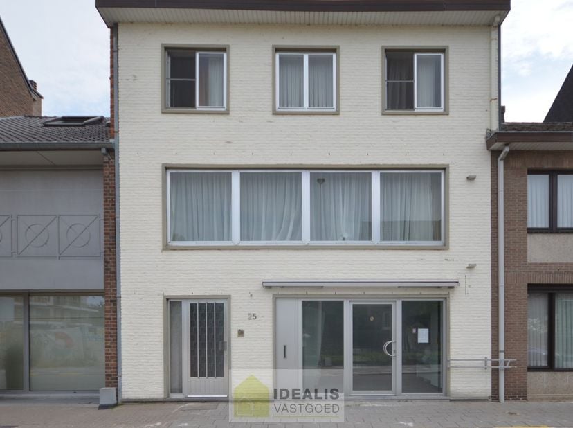 IDEALIS VASTGOED - Handelspand van +-185m² op een gunstige commerciële locatie, de Peltanusstraat te Pelt (Overpelt) met ruim voldoende parkeergelegen
