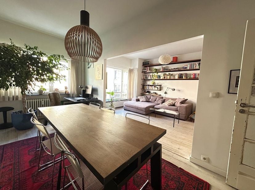 Welkom in deze karaktervolle residentie, ideaal gelegen op wandelafstand van winkels, gezellige restaurants, alle voorzieningen en nabij openbaar verv