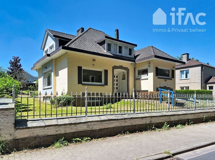 Fantastisch gelegen karaktervolle villa (volledig te renoveren), recht tegenover beschermd parkgebied en op wandelafstand van tram 44, bus, winkels en