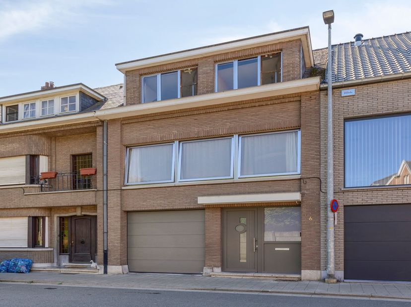 RUIME BEL-ETAGEWONING MET 3 SLAAPKAMERS, TERRAS, TUIN EN GROTE GARAGE<br />
 Gelegen in het centrum van Puurs vlakbij het station, winkels en scholen