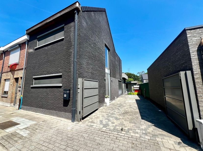 Vous recherchez une maison familiale moderne, prête à emménager, où l'espace, la lumière et le confort occupent une place centrale ? Alors cette éléga