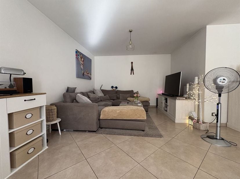 Ruim appartement met 3 slpks terras en garage<br />
Ligging: Het appartement is gelegen in het centrum van Grobbendonk, op wandelafstand van winkels e