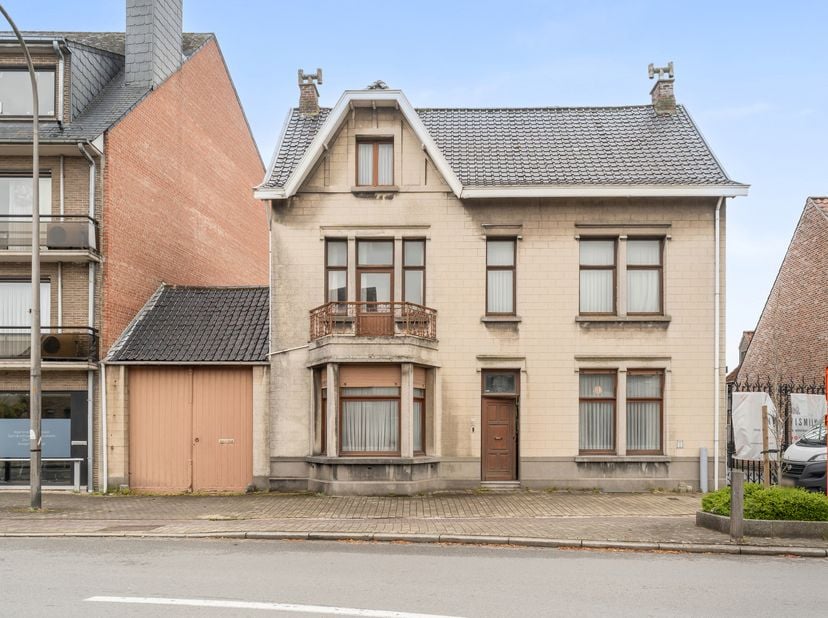 Dit charmante herenhuis bevindt zich op een centrale ligging in Kluisbergen en biedt, dankzij de uitzonderlijk grote tuin, een oase van rust en groen.