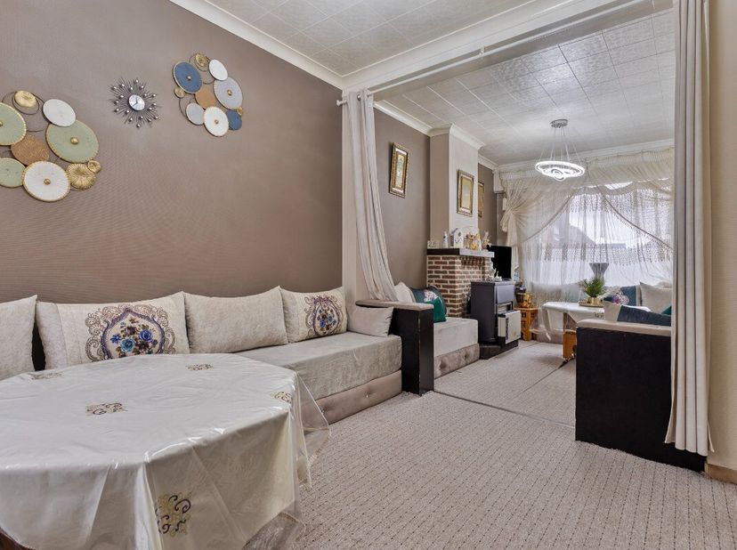 Cette maison à Waregem offre 4 chambres, un séjour lumineux, une cuisine entièrement équipée, une salle de bain avec douche à litalienne, un garage et