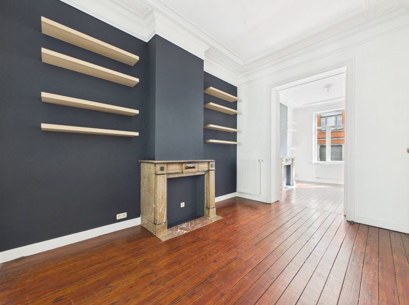 Saint-Gilles – Chatelain | Ruime woning met 5 slaapkamers<br />
Dit herenhuis is als volgt ingedeeld:<br />
In de halfondergrondse kelder vindt u een