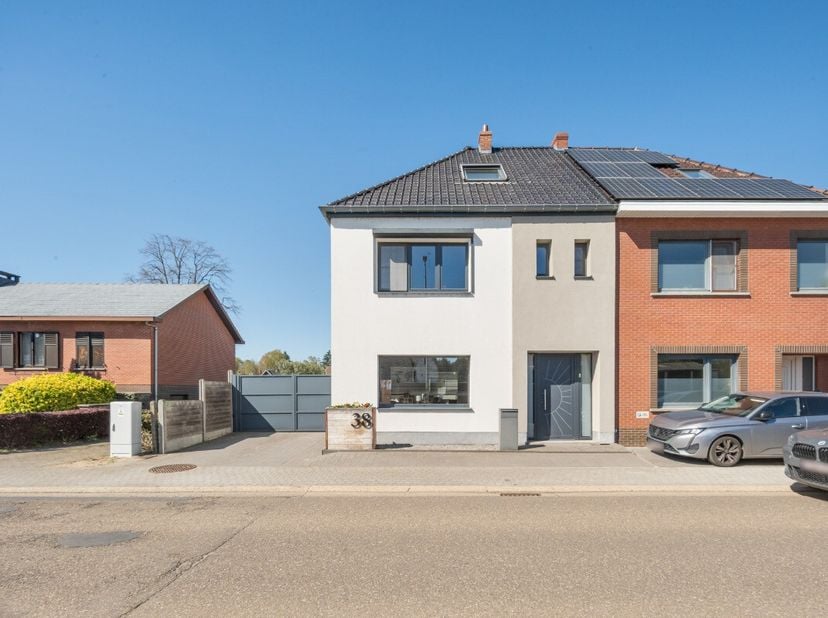 Verrassend ruime woning te Zelem (Halen) op 8are 47ca in een groene omgeving nabij school, openbaar vervoer en invalswegen. Voor meer info: https://ww