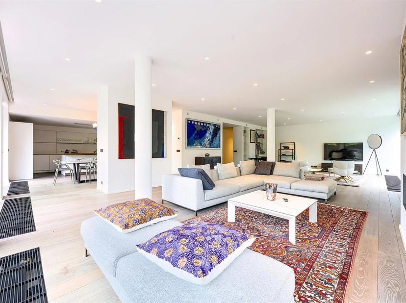 Victoire Junot presenteert u dit uitzonderlijke penthouse in Ukkel, op een steenworp afstand van het Zonnelaanbos.<br />
Deze unieke woning heeft een
