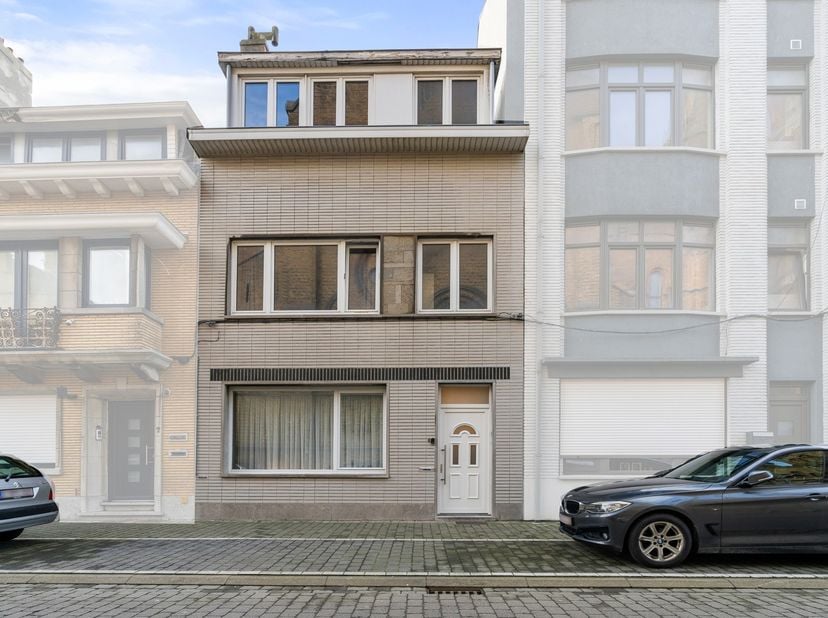Op een toplocatie in Oostende, vlakbij het Heilig Hartplein en op wandelafstand van het strand, bevindt zich deze instapklare rijwoning met maar liefs