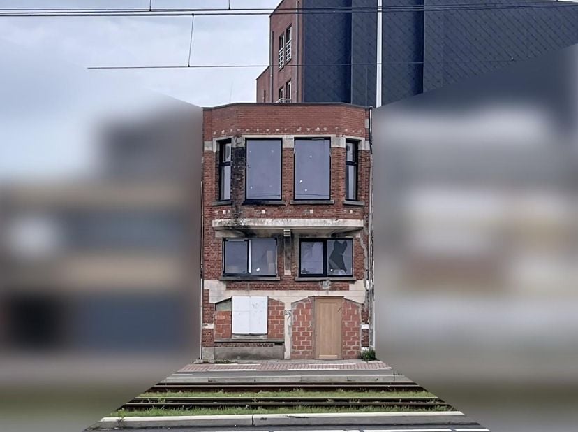 TE RENOVEREN PAND -<br />
Compleet te renoveren of te herbouwen woning op een uiterst visuele locatie in Zeebrugge. Dit pand bevindt zich op een drukk