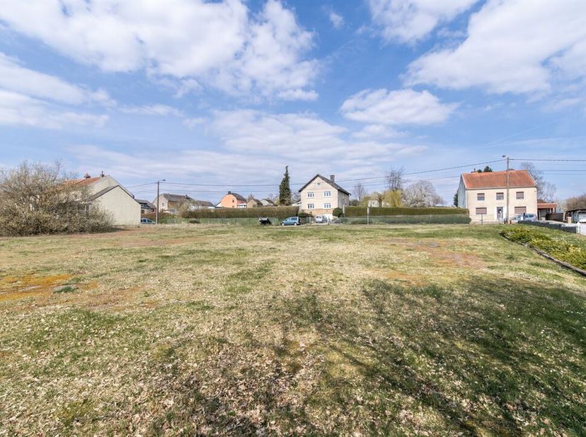 W Immobilière vous propose, dans le charmant village dEthe, un terrain à bâtir de 814 m² idéalement situé à proximité de Virton et de toutes les commo