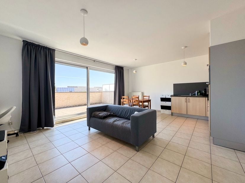 Dit lichtrijke en energiezuinige appartement van 65 m² is gelegen aan het Burgemeester Haffmansplein 2 bus 12, op de eerste verdieping van Residentie