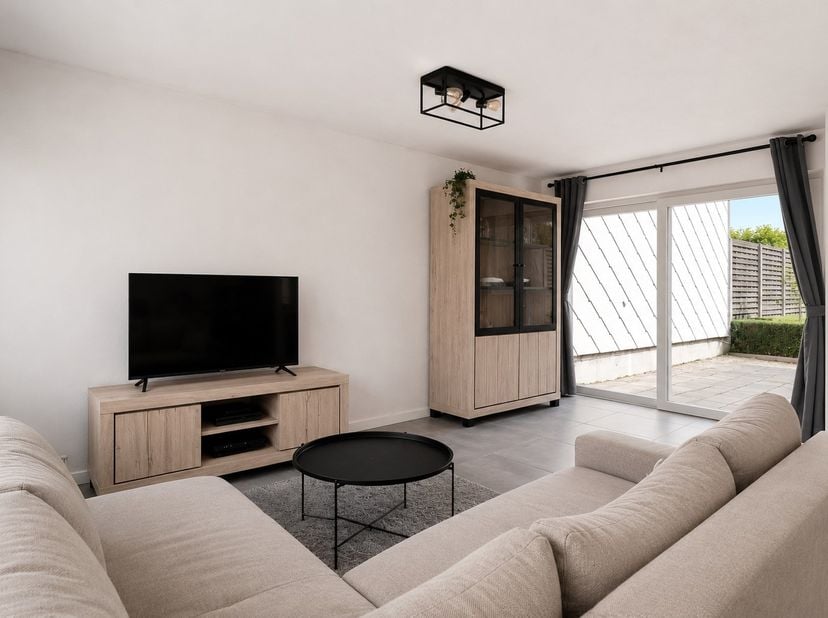 In een rustige straat in Oostkamp bevindt zich deze gerenoveerde woning, waar wooncomfort en een gunstige ligging hand in hand gaan. Dankzij de nabijh